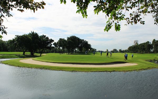 6 people grass golf course and nature 6 people grass golf course and nature