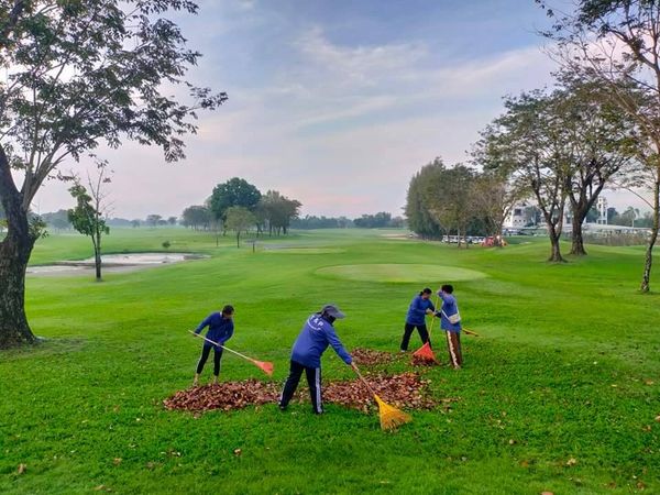 Northern Rangsit Golf Club 4 people grass and golf course Northern Rangsit Golf Club 4 people grass and golf course
