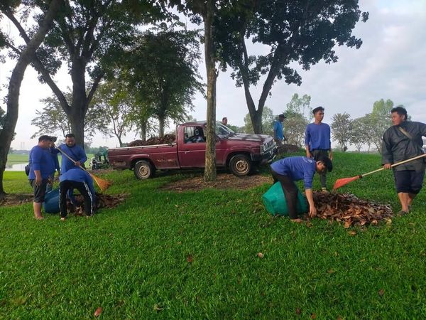 Northern Rangsit Golf Club 6 people grass and tree Northern Rangsit Golf Club 6 people grass and tree