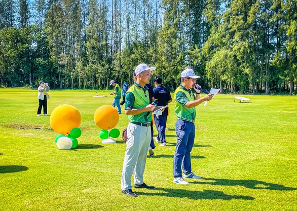 สนามกอล์ฟ กบินทร์บุรี สปอร์ตคลับ Kbsc 5 people people standing and grass สนามกอล์ฟ กบินทร์บุรี สปอร์ตคลับ Kbsc 5 people people standing and grass