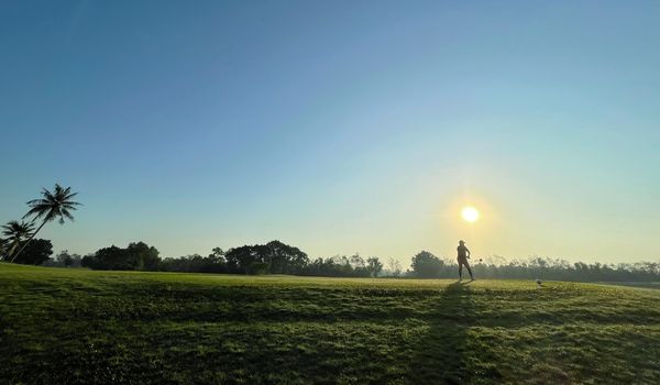 Northern Rangsit Golf Club 1 คน ธรรมชาติ พื้นหญ้า และ ต้นไม้