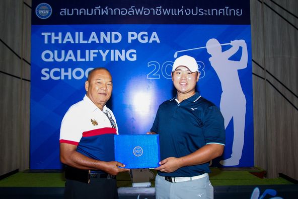 Watermill Golf Club amp Resort 2 คน และ ผู้คนกำลังยืน