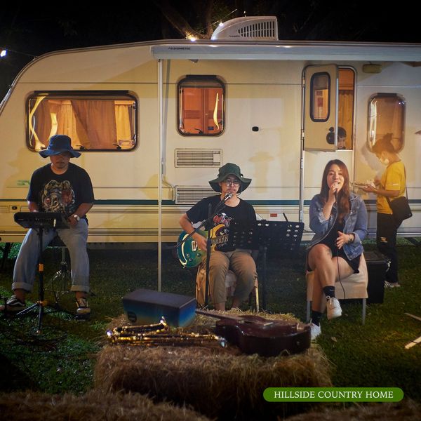Hillside Country Home 4 people people camping accordion and HILLSIDE COUNTRY HOME