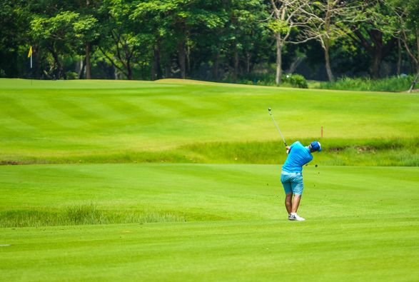 สนามกอล์ฟ กบินทร์บุรี สปอร์ตคลับ Kbsc 1 person golfing and golf course