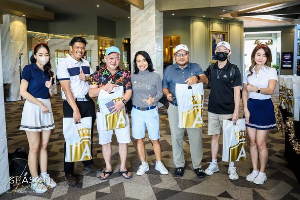 Alpine Golf Club 7 people and people standing Alpine Golf Club 7 people and people standing