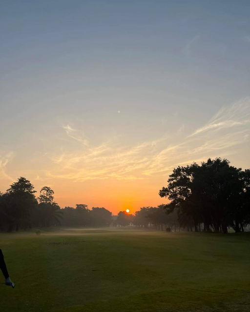 สนามกอล์ฟไดนาสตี้ แอนด์ คันทรีคลับ Dynasty Golf amp Country Club 1 person grass tree nature and sky