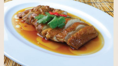 Steamed Domestic Fowl with Hong Kong Soya Sauc