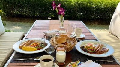 รับประทานอาหารเช้าแบบ ใกล้ชิด ขอบกรีนที่แท้ทรู #gardensuite @summitwindmillgolf_residenc