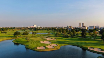 เริ่มต้นวันอังคาร ด้วยบรรยากาศของ คอร์ส A (Lagoon Course) ปัญญา อินทรา กอล์ฟ คลับ เป็น 1 ใน 3 คอร์สของ ปัญญา อินทรา กอล์ฟ คลับ ที่ถูกวางเลเอาท์ให้ติดทะเลสาบ มีการออกแบบและตกแต่งอย่างมีเอกลักษณ์เฉพาะ คอยท้าทายความสามารถของท่านนักกอล์ฟ หลุมที่น่าสนใจ จะอยู่