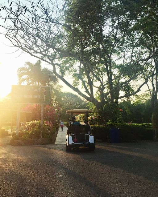 สนามกอล์ฟไดนาสตี้ แอนด์ คันทรีคลับ Dynasty Golf amp Country Club 2 people tree and road