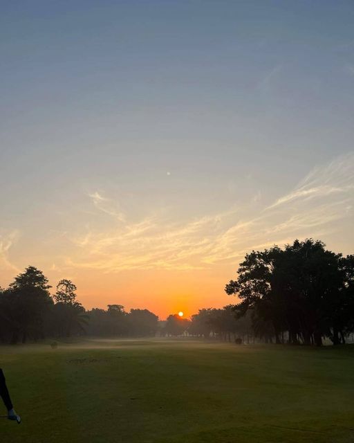 สนามกอล์ฟไดนาสตี้ แอนด์ คันทรีคลับ Dynasty Golf amp Country Club 1 person tree grass nature and sky