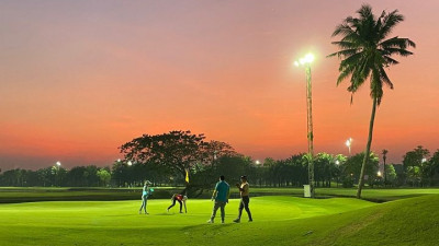 ออกรอบ Night golf ด้วยบรรยากาศ แบบนี้ทุกค่ำคืน อังคาร-อาทิตย์ ได้ที่ Summit Windmill Golf Clu