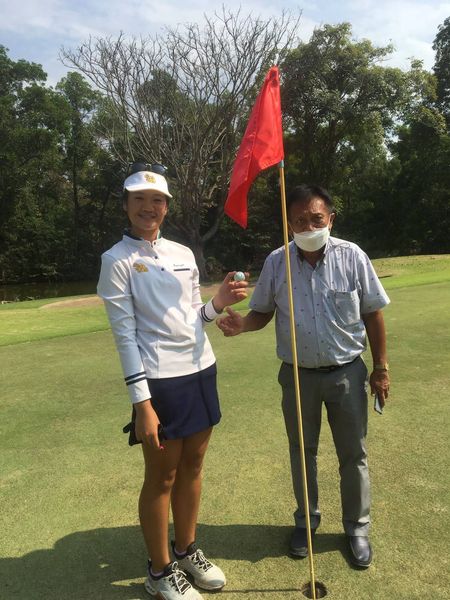 สนามกอล์ฟไดนาสตี้ แอนด์ คันทรีคลับ Dynasty Golf amp Country Club 2 คน ผู้คนกำลังยืน และ กลางแจ้ง-2