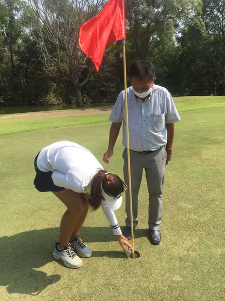 สนามกอล์ฟไดนาสตี้ แอนด์ คันทรีคลับ Dynasty Golf amp Country Club 2 คน และ ผู้คนกำลังตีกอล์ฟ