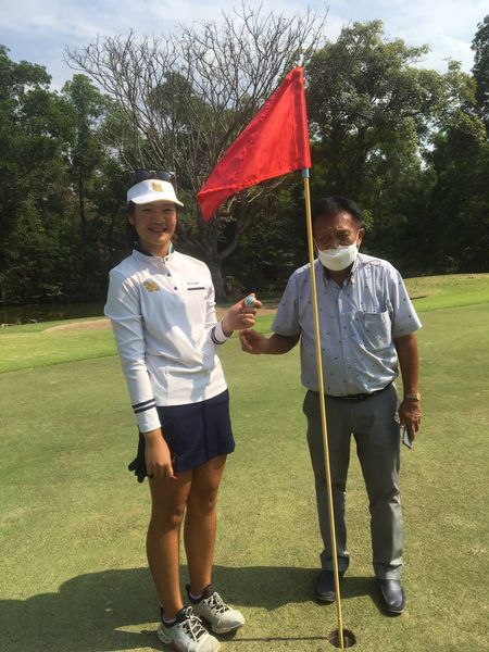 สนามกอล์ฟไดนาสตี้ แอนด์ คันทรีคลับ Dynasty Golf amp Country Club 2 คน ผู้คนกำลังยืน และ กลางแจ้ง