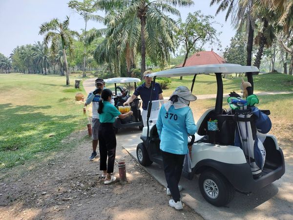 สนามกอล์ฟไดนาสตี้ แอนด์ คันทรีคลับ Dynasty Golf amp Country Club 4 people and outdoors