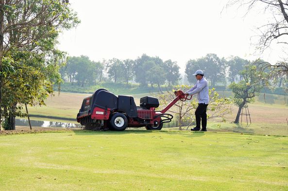 Nikanti Golf Club Nakhon Pathom 1 person golf cart and grass