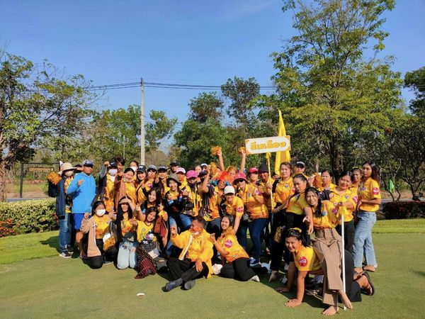 สนามกอล์ฟไดนาสตี้ แอนด์ คันทรีคลับ Dynasty Golf amp Country Club 3 คน ผู้คนกำลังตีกอล์ฟ และ ข้อความพูดว่า สีเหลือง