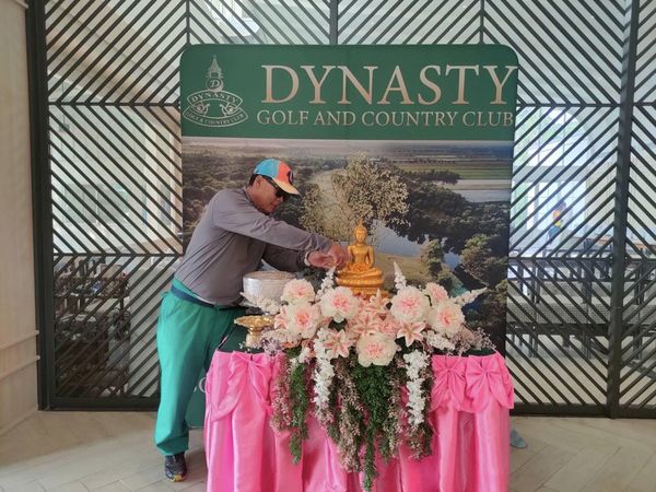 สนามกอล์ฟไดนาสตี้ แอนด์ คันทรีคลับ Dynasty Golf amp Country Club 1 person and golfing