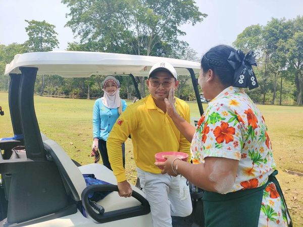 สนามกอล์ฟไดนาสตี้ แอนด์ คันทรีคลับ Dynasty Golf amp Country Club 3 people people golfing golf cart and golf course-4