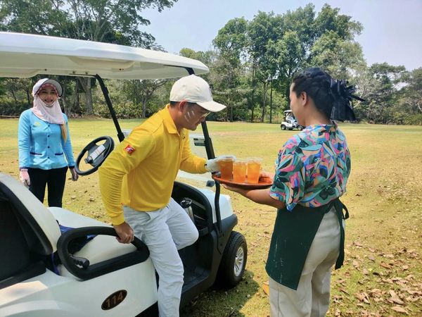 สนามกอล์ฟไดนาสตี้ แอนด์ คันทรีคลับ Dynasty Golf amp Country Club 3 people people golfing golf cart and golf course