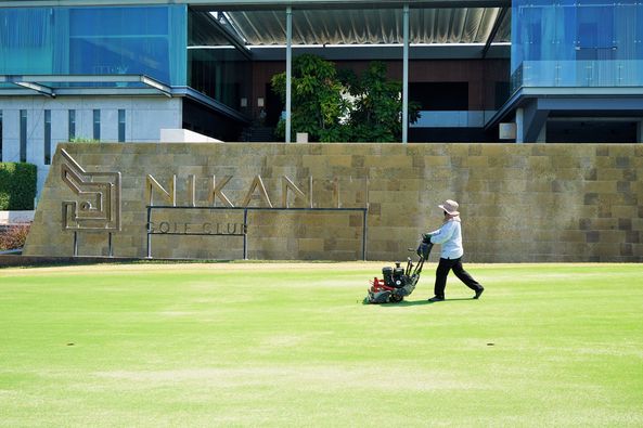 Nikanti Golf Club Nakhon Pathom 1 person and grass
