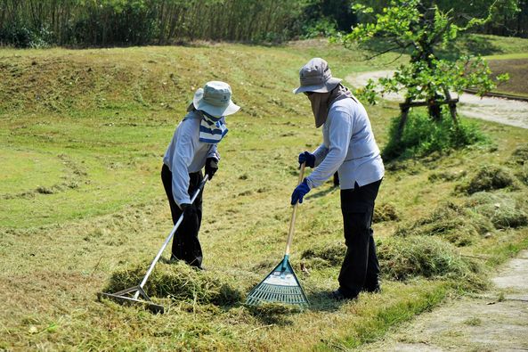 Nikanti Golf Club Nakhon Pathom 2 people and grass