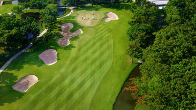หลีกหนีความวุ่นวายภายในตัวเมืองแล้วออกมาสูดอากาศบริสุทธิ์ท่ามกลางธรรมชาติและต้นไม้ใหญ่อันร่มรื่น พร้อมสนุกไปกับการเล่นกีฬาที่คุณชื่นชอบ ณ สนามธนาซิตี้ คันทรี คลับ ได้ทุกวัน เดินทางสะดวกสบายเพียง 30 นาที จากใจกลางเมือง