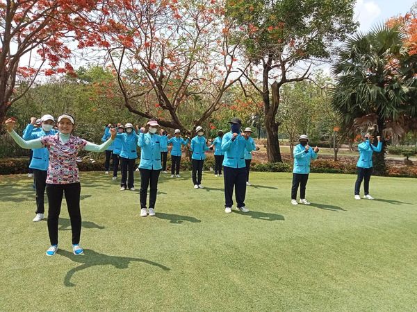 สนามกอล์ฟไดนาสตี้ แอนด์ คันทรีคลับ Dynasty Golf amp Country Club 10 people people golfing and clarinet