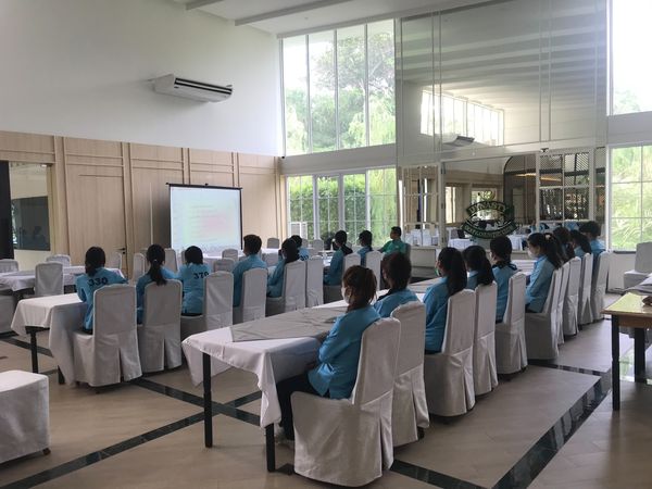 สนามกอล์ฟไดนาสตี้ แอนด์ คันทรีคลับ Dynasty Golf amp Country Club 13 people people studying table and dais