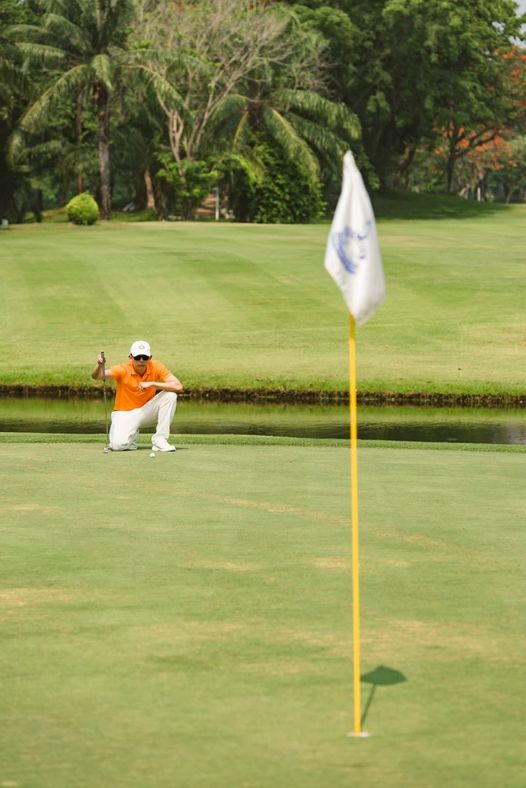 สนามกอล์ฟไดนาสตี้ แอนด์ คันทรีคลับ Dynasty Golf amp Country Club 1 person golfing and golf course