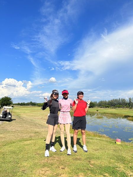 สนามกอล์ฟ 331 Golf Club 4 คน ผู้คนกำลังตีกอล์ฟ และ สนามกอล์ฟ