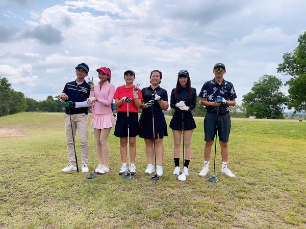 สนามกอล์ฟ 331 Golf Club 6 คน ผู้คนกำลังตีกอล์ฟ และ สนามกอล์ฟ