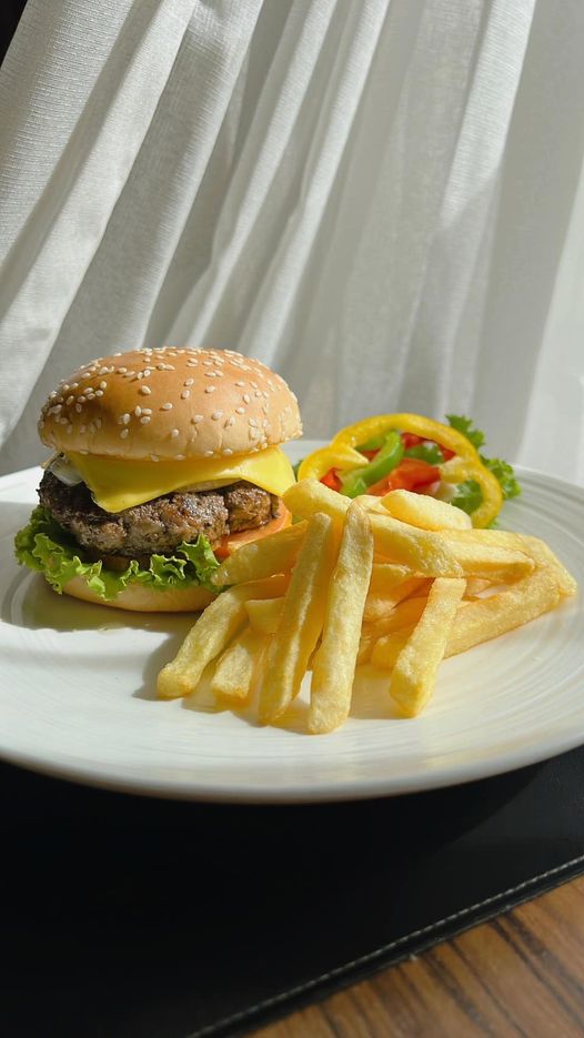 Royal Lakeside Golf Club burger