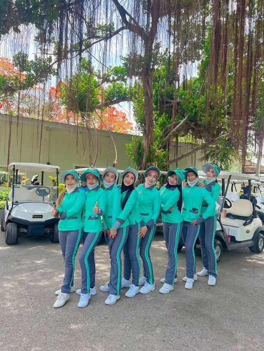 สนามกอล์ฟไดนาสตี้ แอนด์ คันทรีคลับ Dynasty Golf amp Country Club 6 คน ผู้คนกำลังตีกอล์ฟ รถกอล์ฟ และ สนามกอล์ฟ