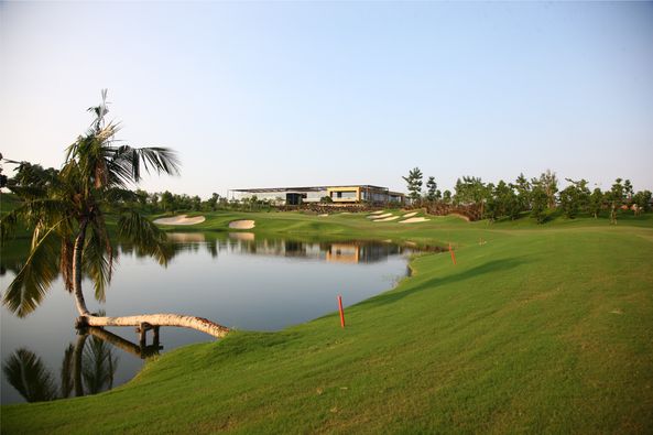 Nikanti Golf Club Nakhon Pathom golf lake grass and golf course