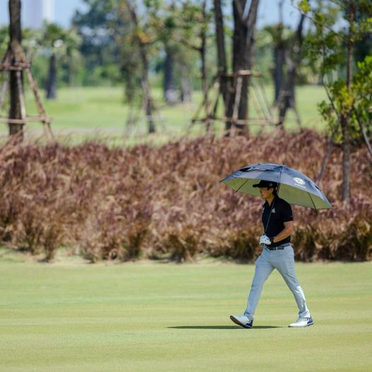 Siam Country Club Bangkok 1 person golfing and golf course