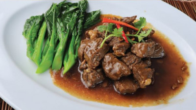 Stewed New Zealand Rib Eye with Soybean Sauce and Hong Kong Kale