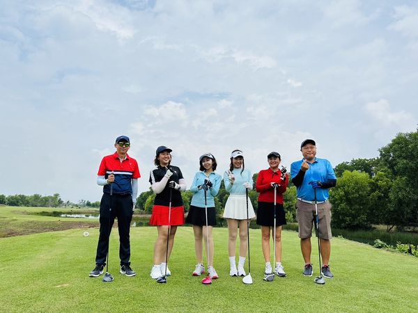 สนามกอล์ฟ 331 Golf Club 6 people people golfing and golf course