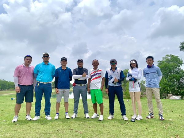 สนามกอล์ฟ 331 Golf Club 8 people people golfing and golf course