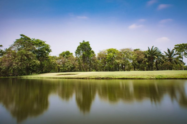 สนามกอล์ฟไดนาสตี้ แอนด์ คันทรีคลับ Dynasty Golf amp Country Club lake nature and grass