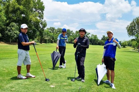The Pine Golf Club 4 คน ผู้คนกำลังตีกอล์ฟ รถกอล์ฟ และ สนามกอล์ฟ