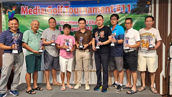 The Pine Golf Club 9 คน ผู้คนกำลังตีกอล์ฟ และ ข้อความ