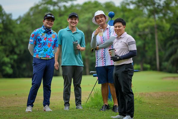 สนามกอล์ฟไดนาสตี้ แอนด์ คันทรีคลับ Dynasty Golf amp Country Club 3 people people golfing and golf course