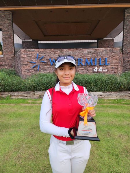 Krungthep Kreetha 1 person golfing golf course and text