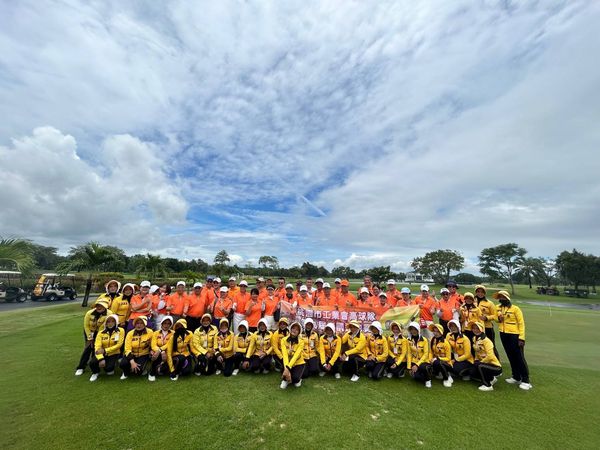 The Royal Golf amp Country Club 1 คน กำลังเล่นฟุตบอล และ กำลังตีกอล์ฟ