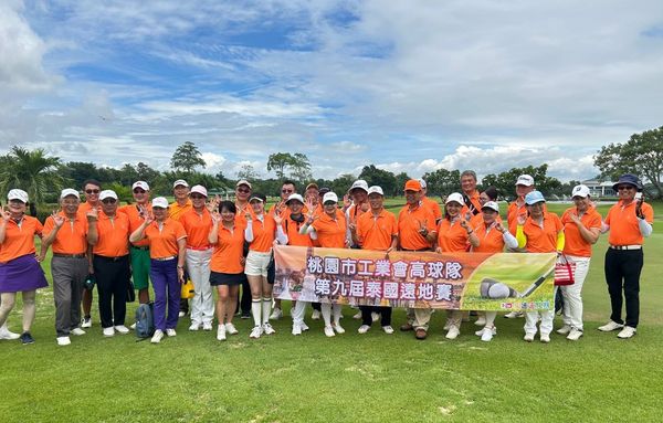 The Royal Golf amp Country Club 10 คน ผู้คนกำลังตีกอล์ฟ สนามกอล์ฟ และ ข้อความ
