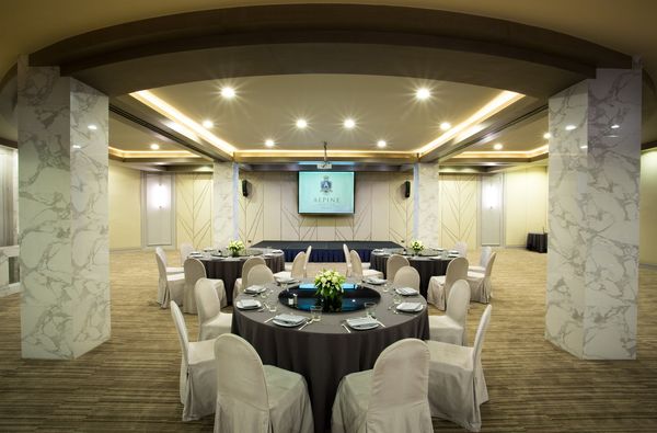 Alpine Golf Club table lighting and indoors