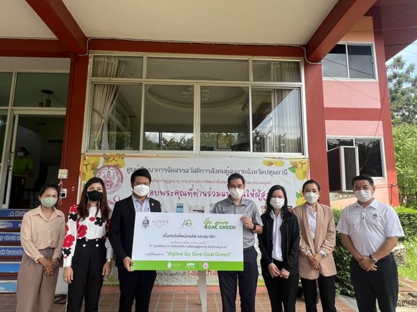 Alpine Golf Club 7 คน และ ผู้คนกำลังยืน