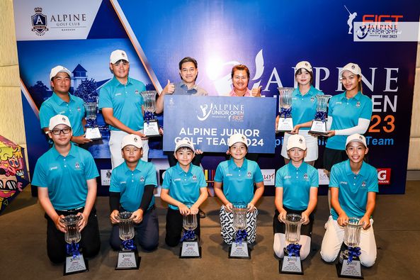 Alpine Golf Club 12 คน ผู้คนกำลังตีกอล์ฟ และ ข้อความ